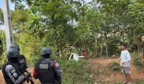 Famílias são retiradas em operação de reintegração de posse em comunidade indígena no bairro Tarumã, em Manaus