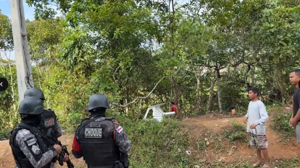 Famílias são retiradas em operação de reintegração de posse em comunidade indígena no bairro Tarumã, em Manaus