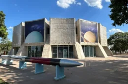Planetário de Brasília oferece programação gratuita de ciência e IA para crianças