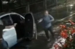 Policiais ‘colegas de farda’ trocam tiros durante briga e um deles morre em plena rua; veja vídeo