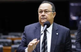 Silas Câmara desmente afastamento e nega convite para coordenar campanha de Omar Aziz