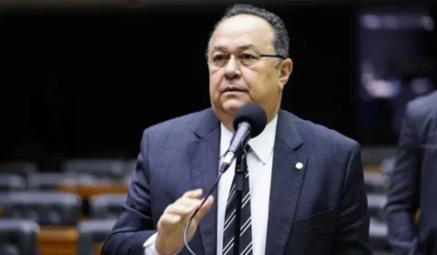 Silas Câmara desmente afastamento e nega convite para coordenar campanha de Omar Aziz