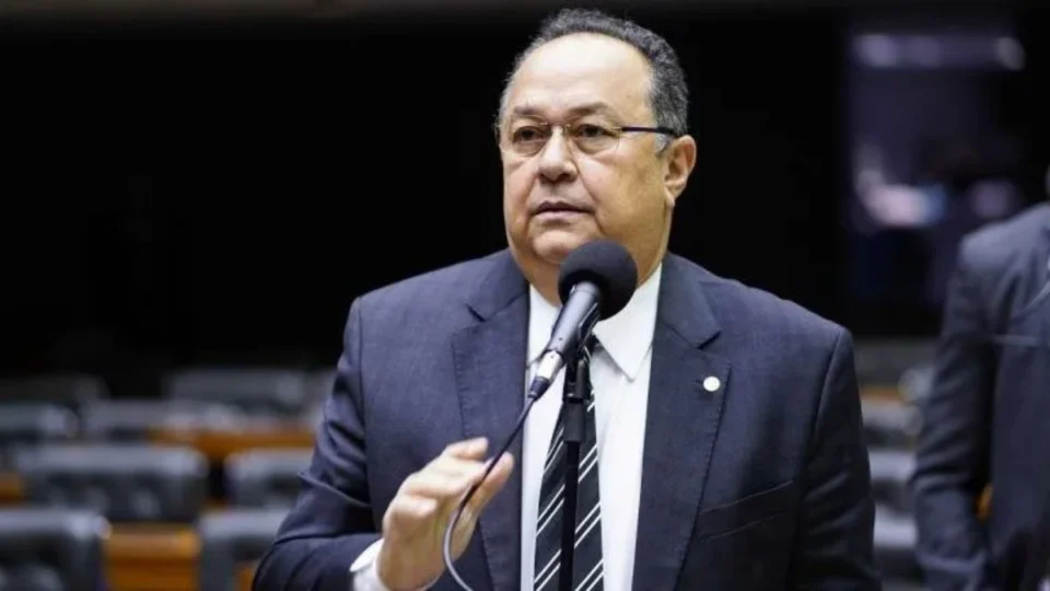 Silas Câmara desmente afastamento e nega convite para coordenar campanha de Omar Aziz