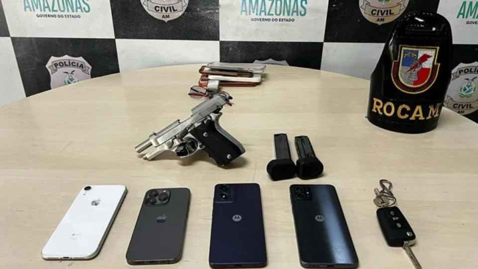 Trio é preso com pistola escondida em saco de farinha após denúncia de arrastão no Centro de Manaus