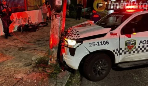 Viatura da PM colide com poste durante perseguição a motociclista em Manaus; jovem estava sem habilitação