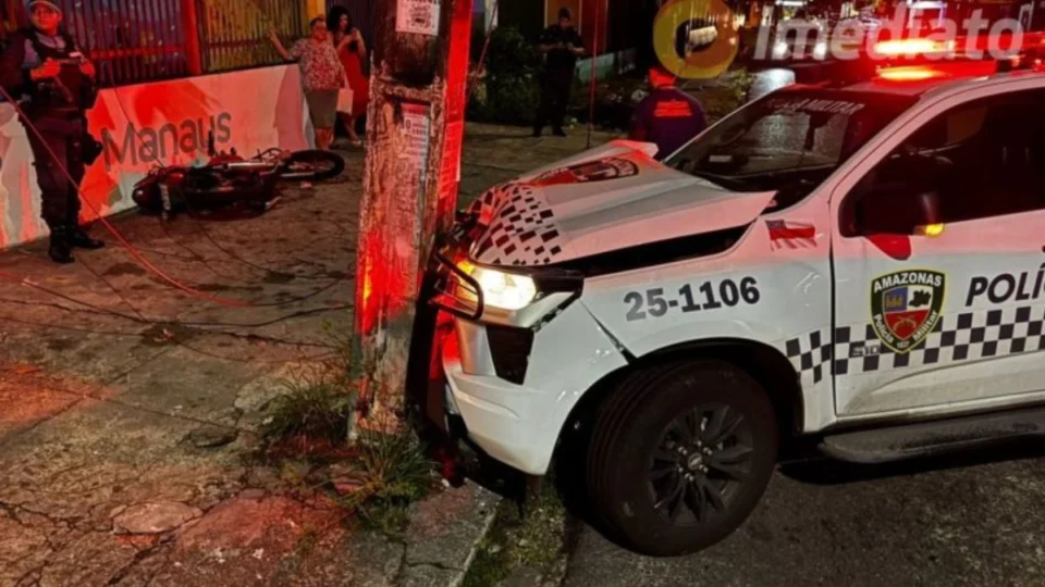 Viatura da PM colide com poste durante perseguição a motociclista em Manaus; jovem estava sem habilitação
