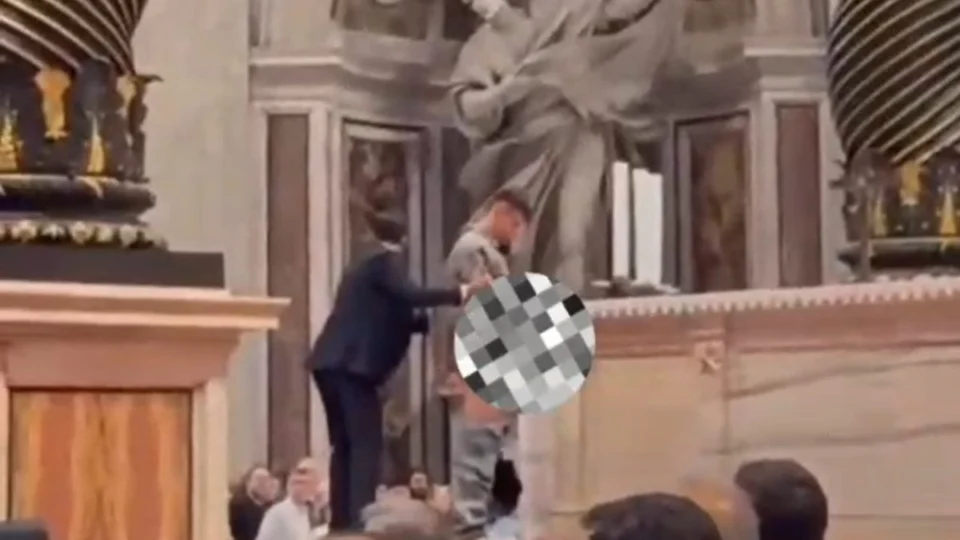 VEJA VÍDEO: Homem urina no altar da Basílica de São Pedro e choca fiéis no Vaticano