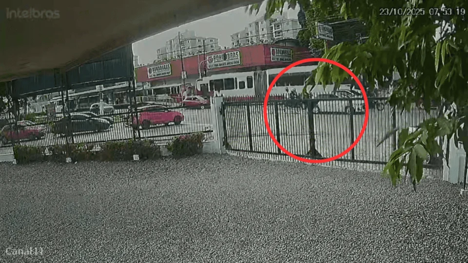 Vídeo mostra jovem sendo atropelada por ônibus após cair de moto em Manaus; caso ascende alerta