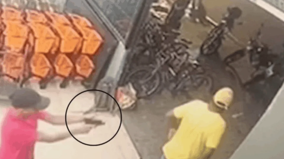 Vídeo mostra sargento da reserva escapando da morte após arma falhar em supermercado; veja