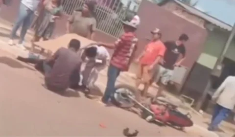 Jovens são arrastados por 10 metros após colisão entre moto e caminhonete