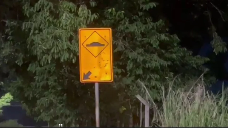 VÍDEO: Tiros em placa de trânsito assustam moradores na zona Leste de Porto Velho