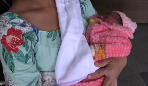 Mulher dá à luz em casa após ser liberada de maternidade em trabalho de parto no Acre