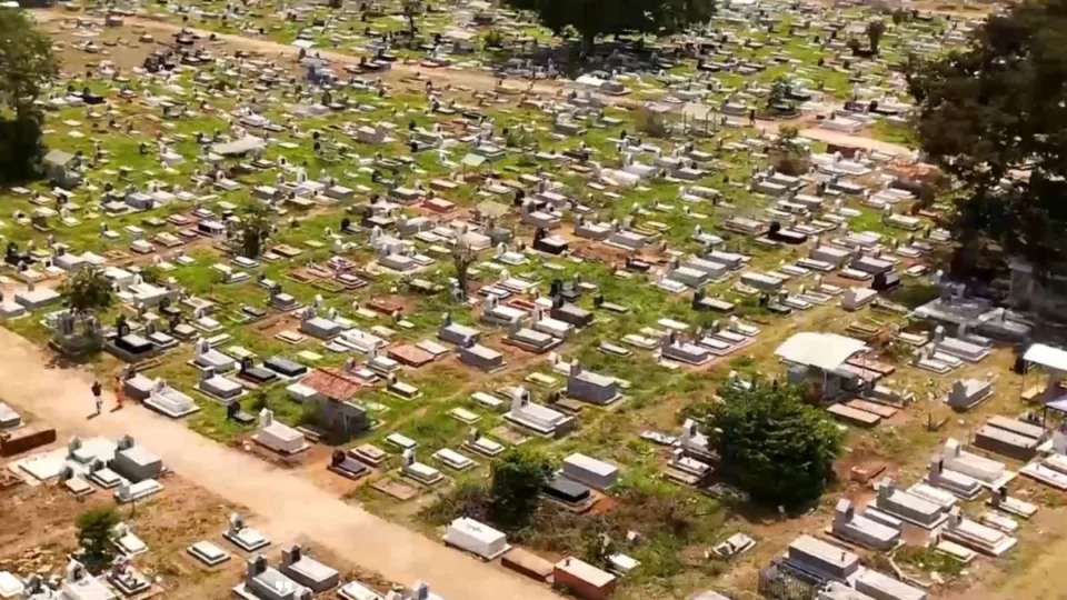 VÍDEO: Cemitérios Santo Antônio e dos Inocentes recebem grande público no feriado em Porto Velho
