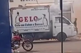 VÍDEO: Caminhão com carga de gelo pega fogo no centro de Cacoal