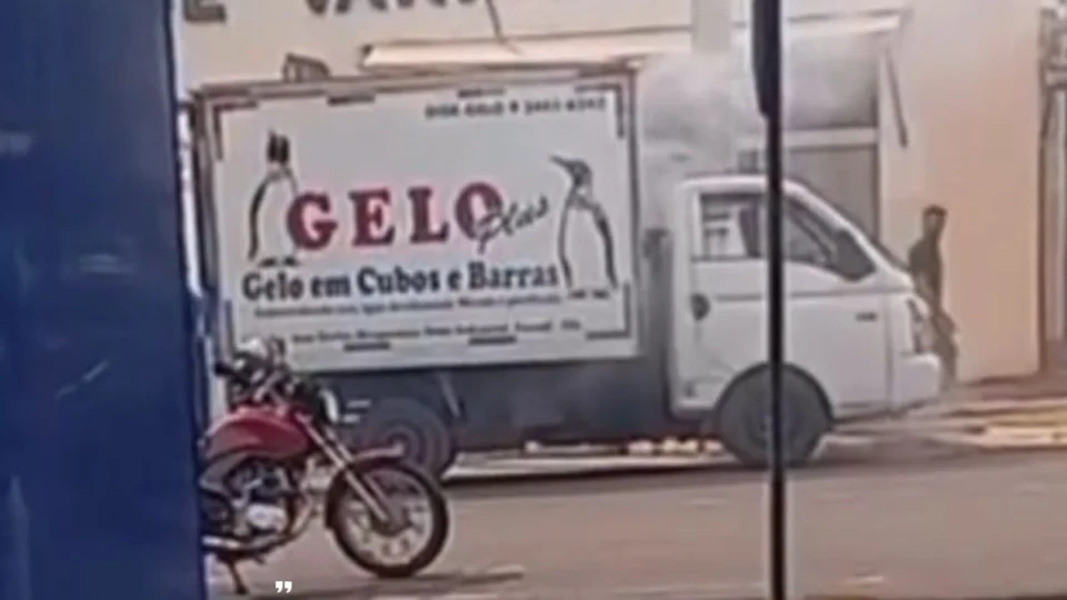 VÍDEO: Caminhão com carga de gelo pega fogo no centro de Cacoal