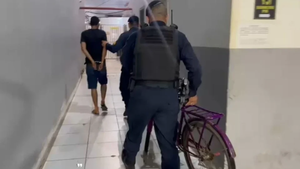 VÍDEO: Adolescente é apreendido armado na Avenida José Vieira Caúla em Porto Velho