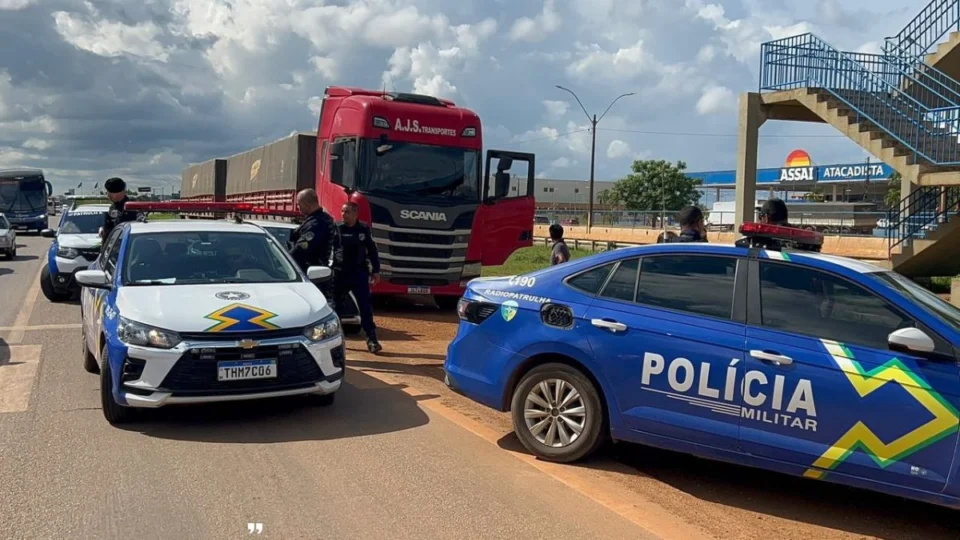 VÍDEO: Homem tenta vender celular furtado para a própria vítima e é agredido por populares