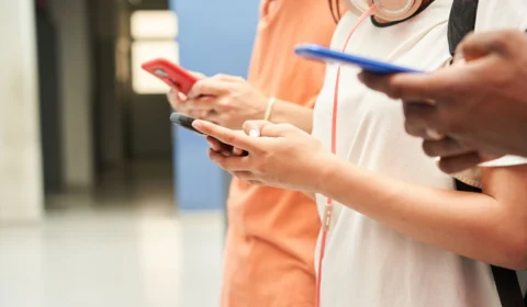 Conselho de Educação do Acre regulamenta uso de celulares e tablets na Educação Básica