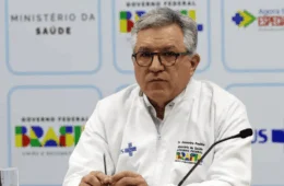 Ministro da Saúde condena lucro de médicos antivacina e anuncia ofensiva jurídica