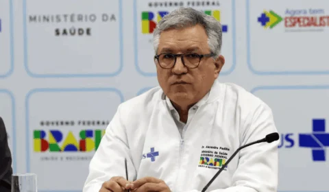 Ministro da Saúde condena lucro de médicos antivacina e anuncia ofensiva jurídica