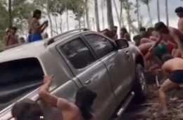 VÍDEO: Indígenas realizam resgate de caminhonete que caiu em rio na divisa entre RO e MT