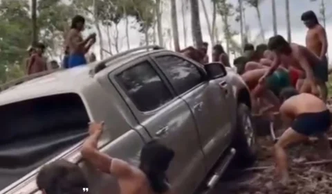 VÍDEO: Indígenas realizam resgate de caminhonete que caiu em rio na divisa entre RO e MT