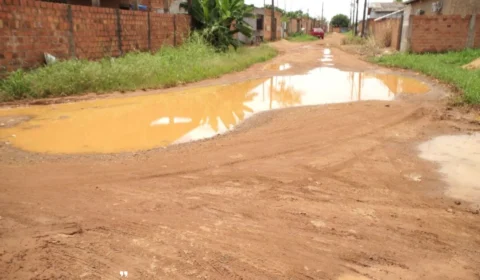 VÍDEO: Moradores da Rua Cordeiro sofrem com alagamentos e vias intrafegáveis no inverno amazônico em Porto Velho