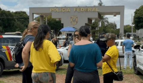 Gritos, xingamentos e comemoração: a divisão em frente à sede da PF após prisão de Bolsonaro
