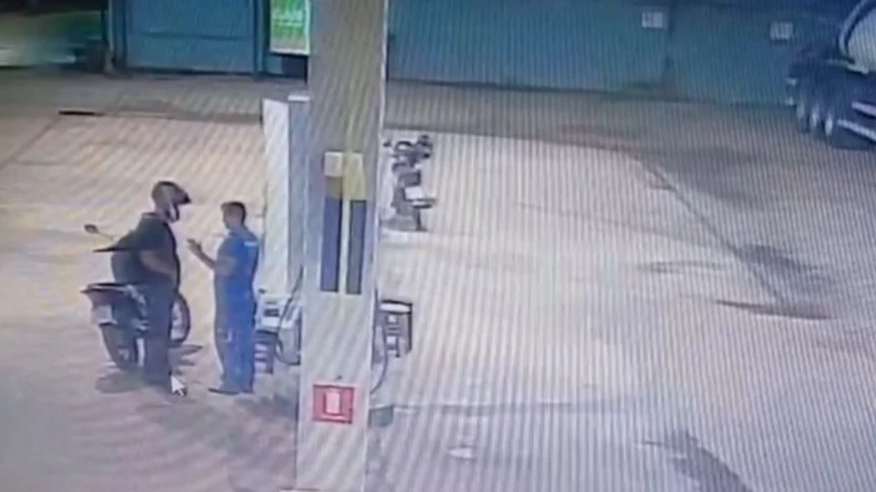 VÍDEO: Homem armado assalta três postos seguidos e foge em motocicleta na capital