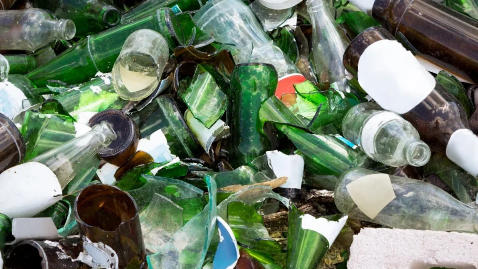 Após gari ser agredido, capital do Acre aprova lei mais rígida para vidros e materiais cortantes