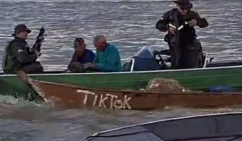 VÍDEO: Dois pescadores são detidos por pesca ilegal durante o defeso no rio Madeira em Porto Velho