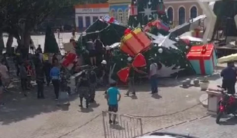 VÍDEO: Guindaste tomba durante montagem de árvore de Natal e fere dois em Manaus