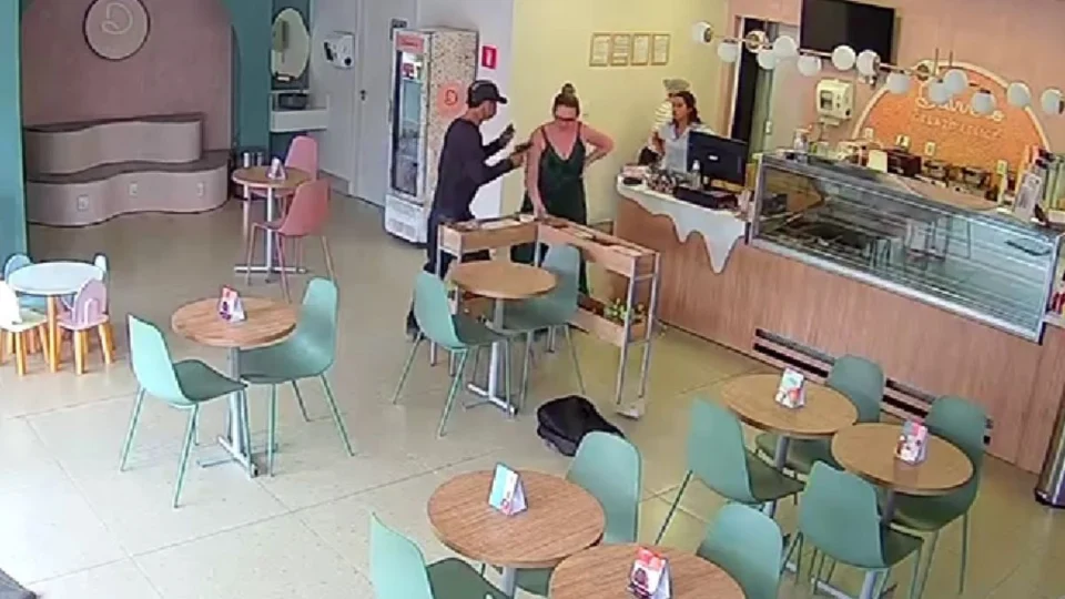 VÍDEO: Homem armado rende funcionárias e rouba sorveteria no Centro de Porto Velho