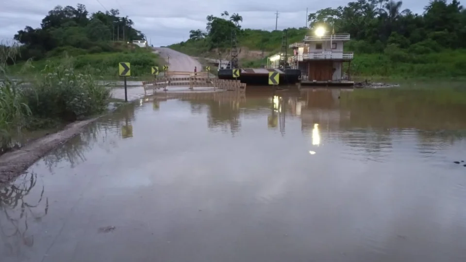 Chuvas intensas elevam nível do Rio Caeté e interrompem tráfego na BR-364 no Acre