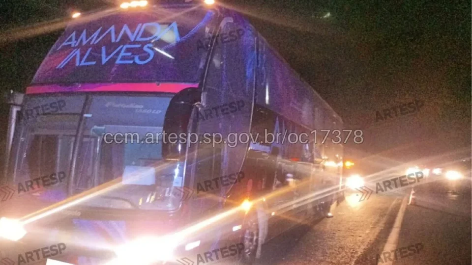 Acidente com ônibus da equipe de cantora sertaneja deixa 23 feridos em SP