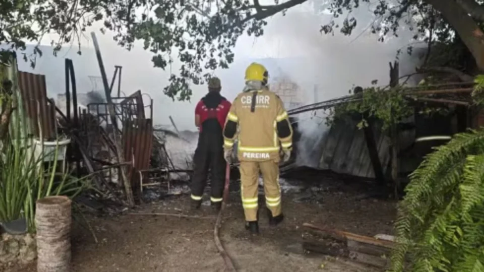 Incêndio destrói barraco e a suspeita é de curto-circuito