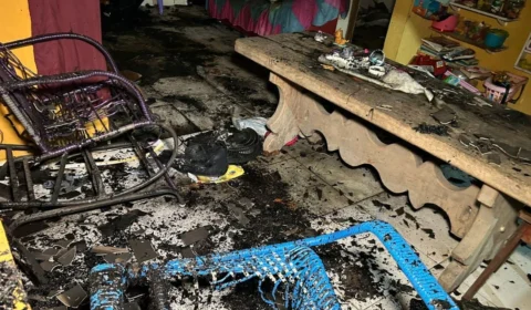 Casa pega fogo no bairro Calungá e professor evita tragédia