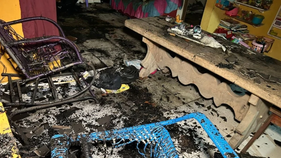 Casa pega fogo no bairro Calungá e professor evita tragédia