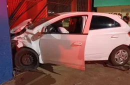 Acidente entre dois veículos derruba fachada de comércio e fere duas mulheres