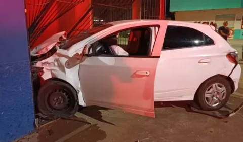 Acidente entre dois veículos derruba fachada de comércio e fere duas mulheres