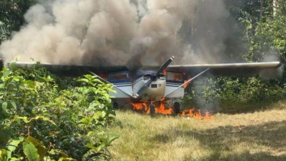 Avião vindo da Venezuela invade espaço aéreo e é destruído em área Yanomami