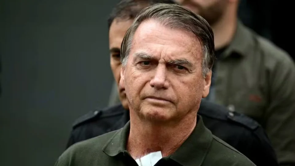 Bolsonaro tem crise de soluço e recebe atendimento médico na prisão