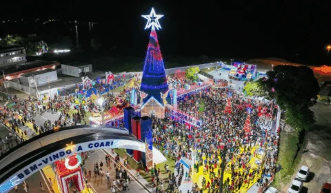 Coari abre Natal das Luzes 2025 com árvore digital, neve artificial e grande público