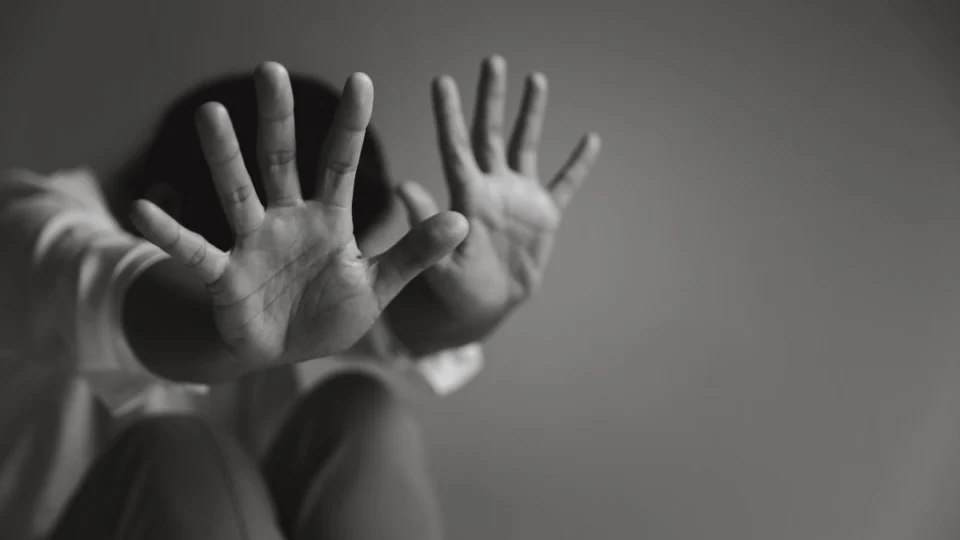 Criança vítima de estrupo coletivo no Amazonas é filmada aflita por criminosos