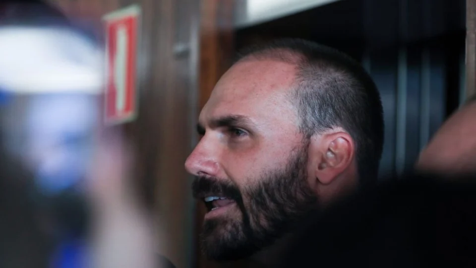 Eduardo Bolsonaro vira réu no STF em caso do tarifaço; entenda denúncia