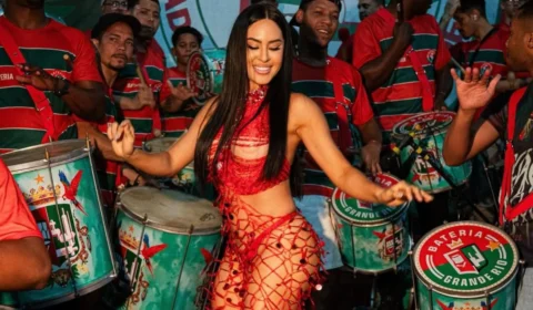 Evolução do samba de Isabelle Nogueira divide opiniões na quadra da Grande Rio; veja vídeo