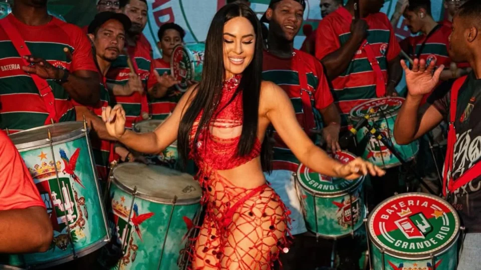 Evolução do samba de Isabelle Nogueira divide opiniões na quadra da Grande Rio; veja vídeo