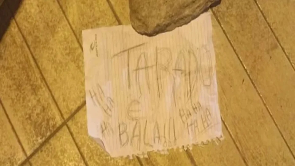 Homem é executado a tiros e bilhete com mensagem misteriosa é deixado ao lado do corpo