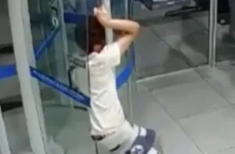 Se deu mal! Homem tenta invadir banco e fica entalado na porta giratória