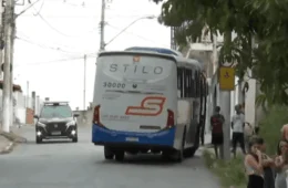 Ônibus passa por cima de idosa e motorista só para após gritos